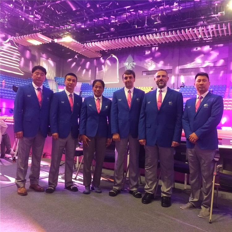 詹多斯·基亞諾夫與各國(guó)裁判員合影（左二）。 受訪者供圖