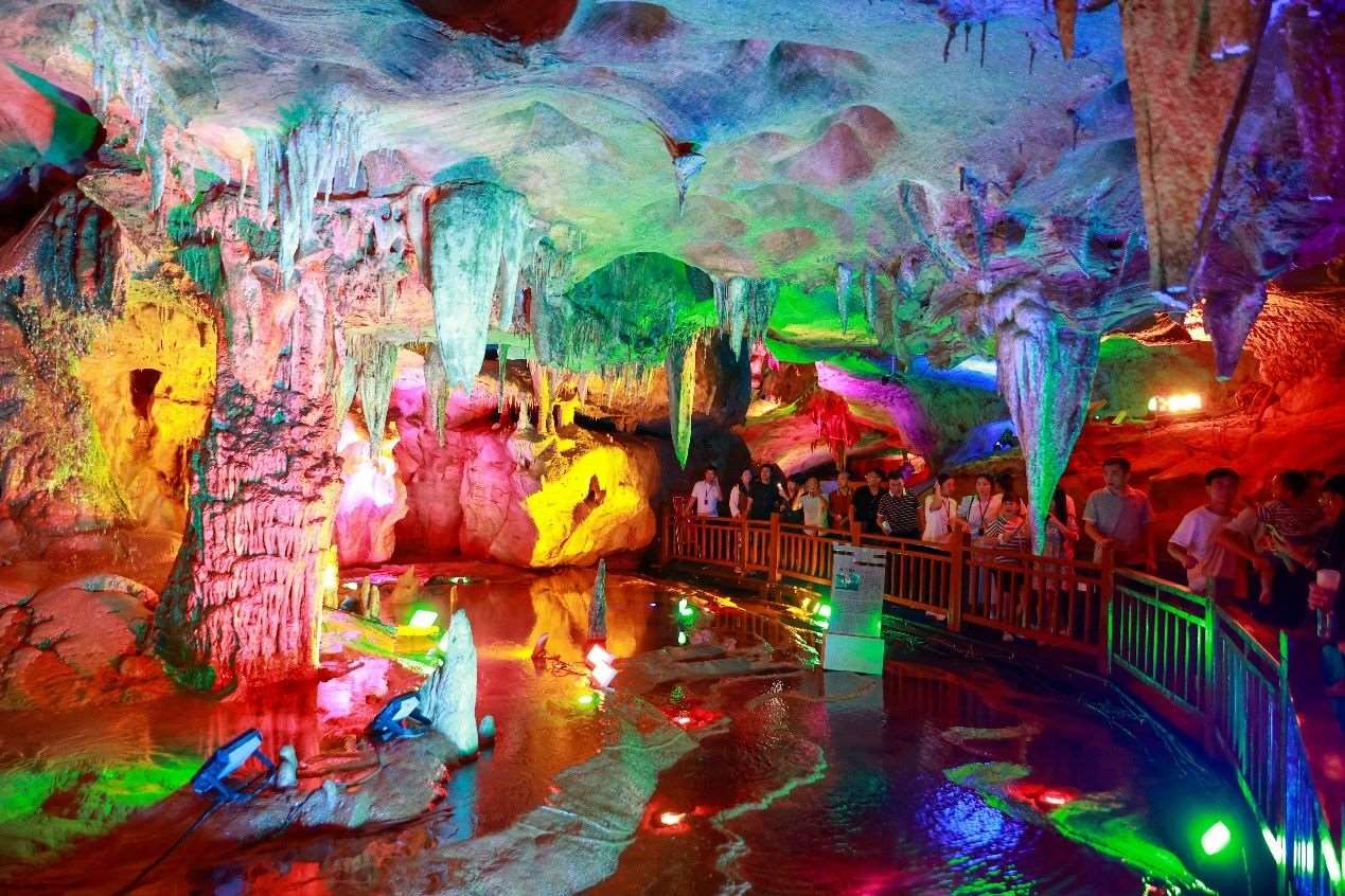 國慶假期期間，江西萬年神農(nóng)宮景區(qū)游人如織。受訪者供圖