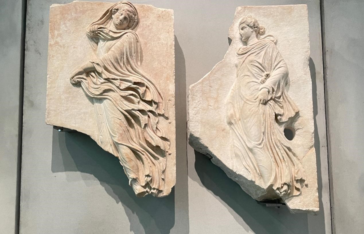 出自酒神劇場(chǎng)的浮雕，刻畫(huà)了舞者的形象。人民網(wǎng)記者 郭冠華攝