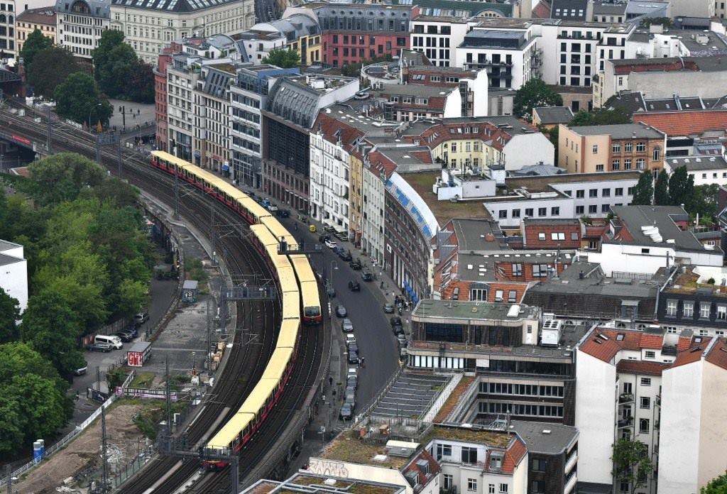 5月23日，列車在德國柏林市區(qū)行駛。新華社記者任鵬飛攝