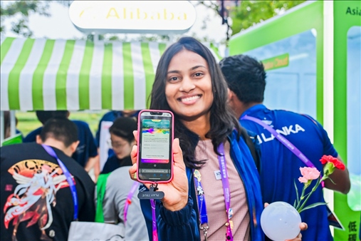 亞運村運動員正在展示個人的低碳賬戶。 受訪者供圖