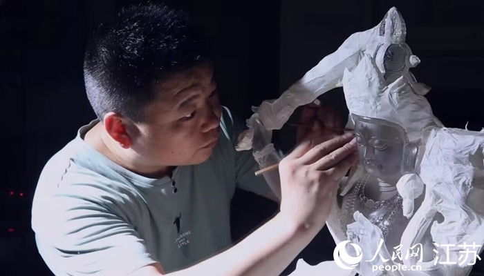 正在精雕細(xì)琢的東海水晶。 人民網(wǎng) 范堯攝