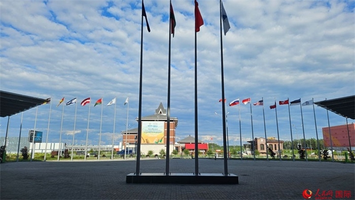 中白工業(yè)園內(nèi)，多國國旗飄揚。園區(qū)已有來自16個國家和地區(qū)的企業(yè)入駐。人民網(wǎng)記者 朱虹攝
