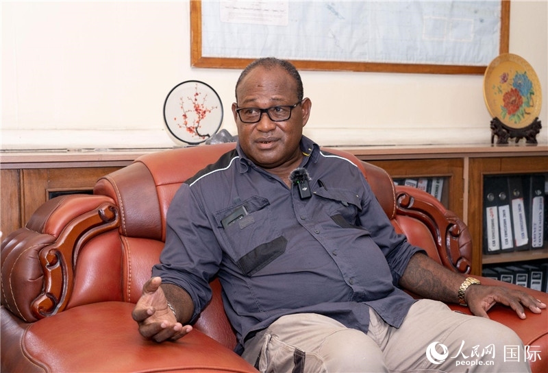 2023年9月13日，所羅門群島副總理兼基礎設施和發(fā)展部長梅納西·梅蘭加在首都霍尼亞拉接受人民網(wǎng)記者專訪。人民網(wǎng) 賀吉攝