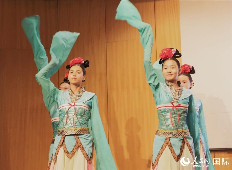 兩國文化志愿者共同表演中國傳統(tǒng)舞蹈。人民網記者 陳海琪攝