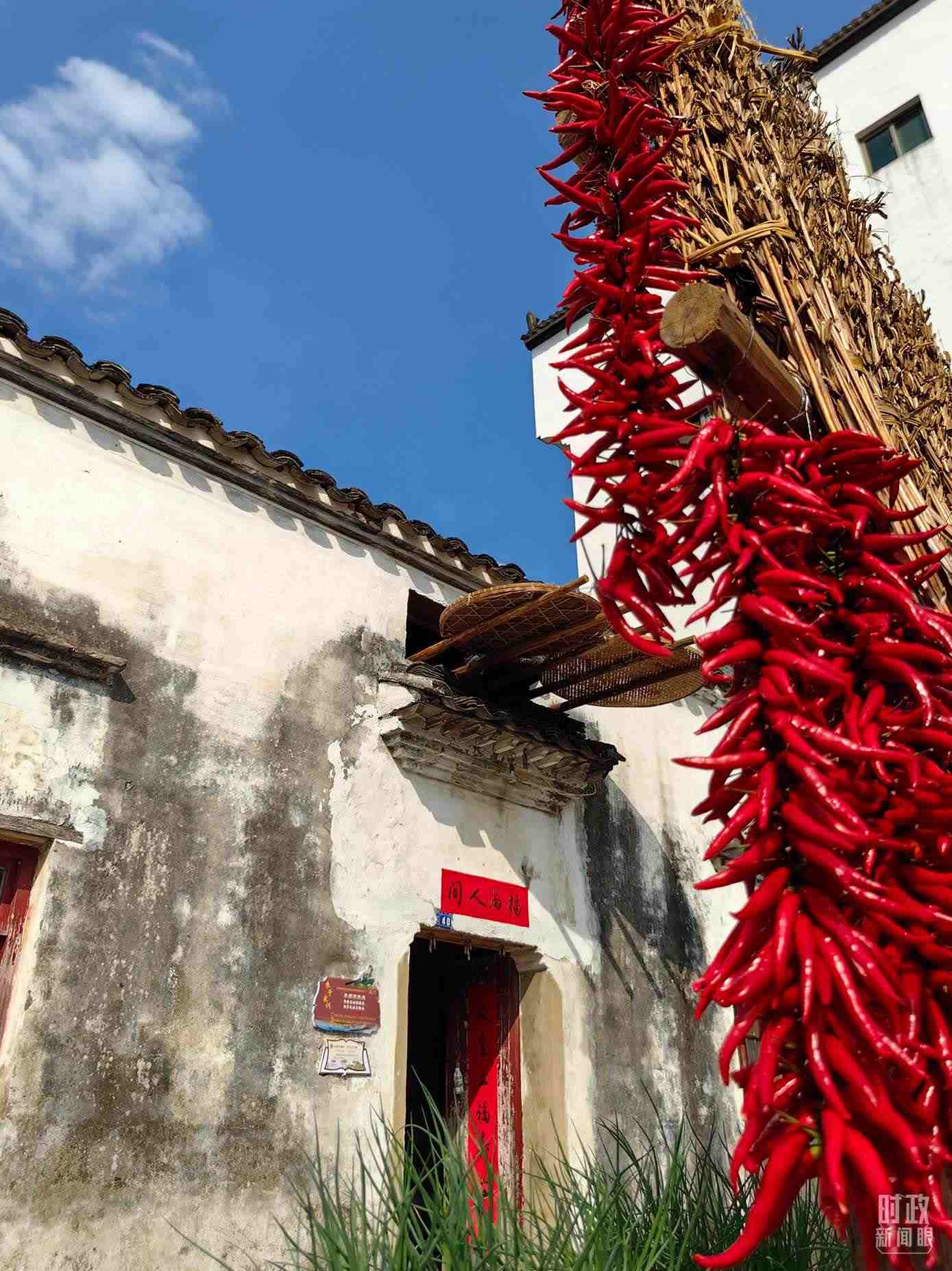 △石門村農(nóng)家晾曬的辣椒。（總臺央視記者段德文拍攝）