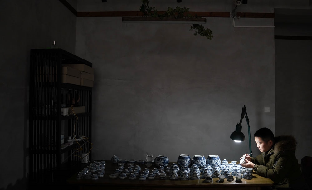 ↑ 2020年12月23日，手工陶瓷制作者在工作室檢測(cè)成品。