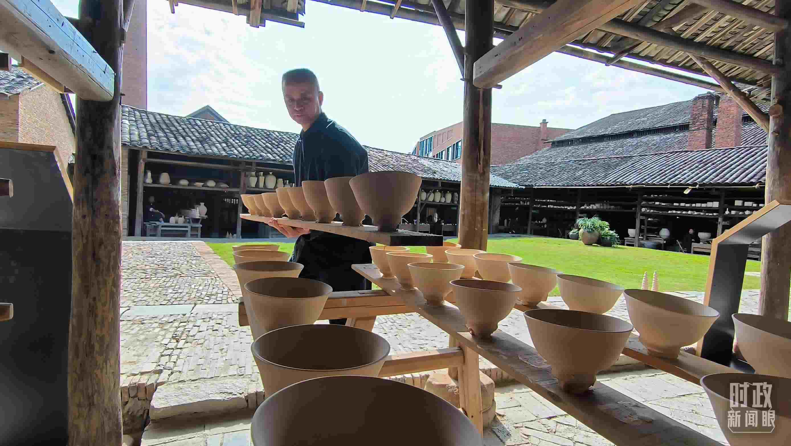 △匠人正在晾曬陶瓷制品。（總臺央視記者范凱拍攝）
