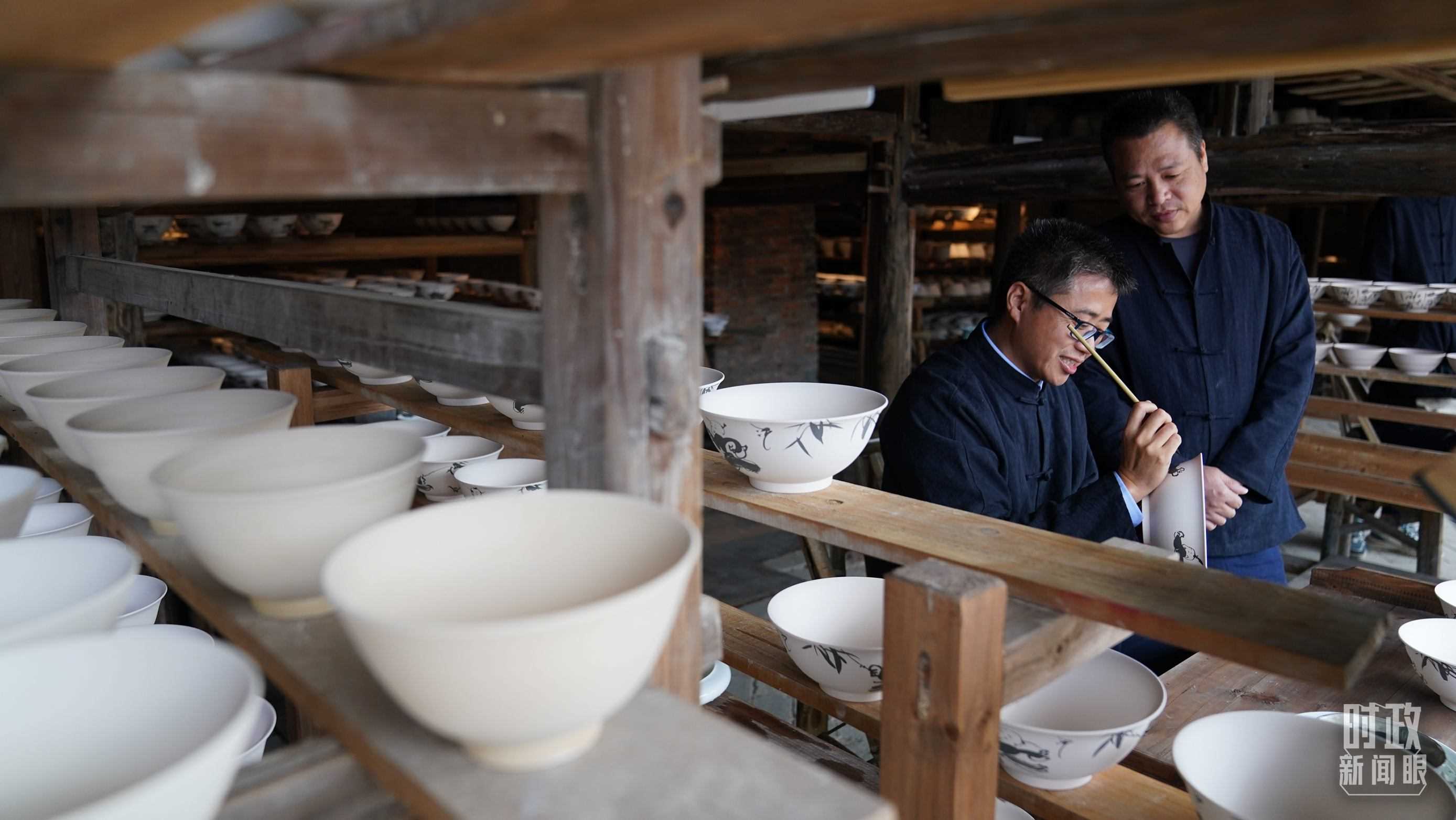 △非遺傳承人正在繪制瓷器。（總臺國廣記者李晉拍攝）