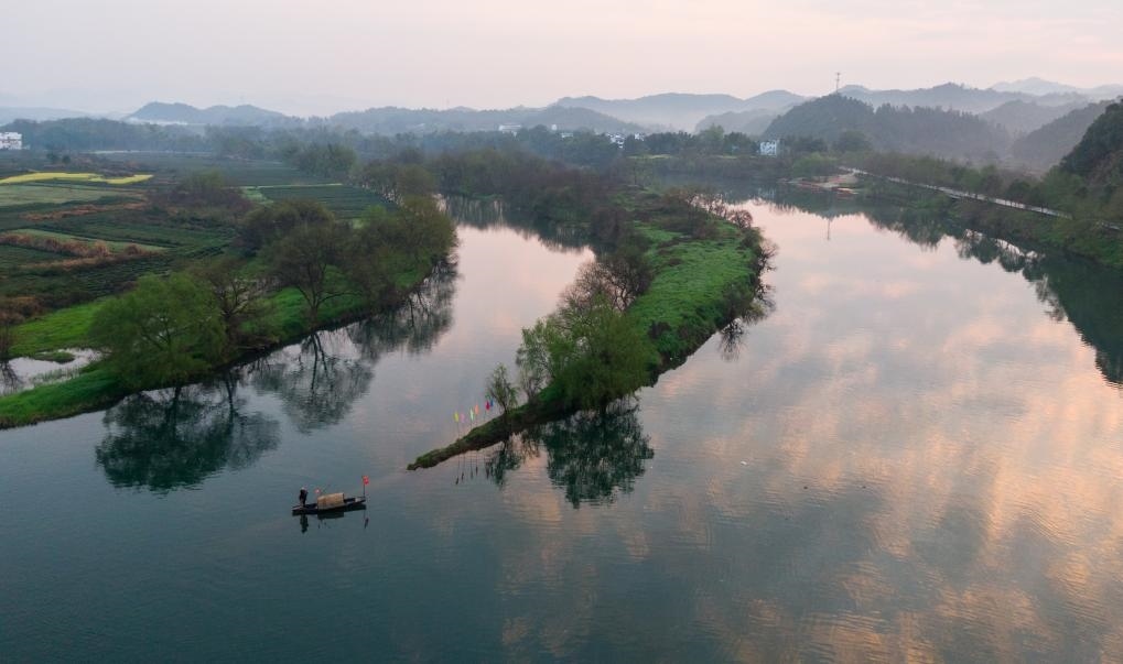 2021年3月15日拍攝的婺源月亮灣旅游公園，石門自然村坐落于此。新華社記者 胡晨歡 攝