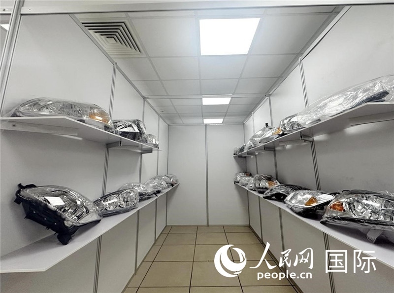 在位于莫斯科格林伍德國際貿(mào)易中心的浙江寧波優(yōu)質(zhì)商品展銷中心內(nèi)，展示著來自浙江寧波慈溪市的汽車配件樣品。人民網(wǎng)記者 申佳平攝