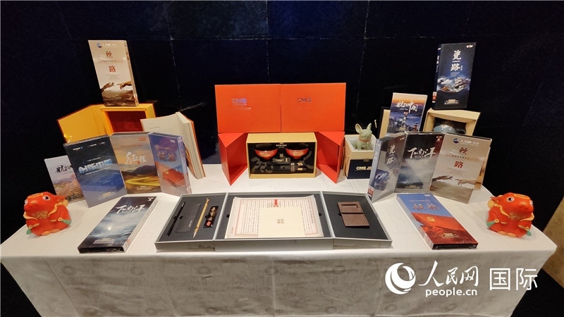 中央廣播電視總臺精品節(jié)目及文創(chuàng)產品展臺。人民網 蔣曉辰攝