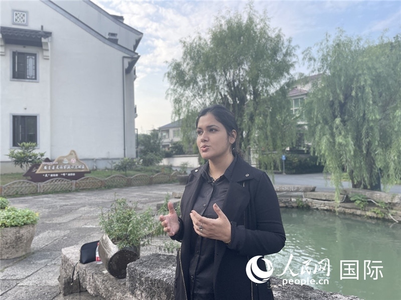 孟加拉國(guó)Channel 24電視頻道主持人伊斯拉特·阿敏在安吉接受記者采訪。人民網(wǎng)記者 張榮攝