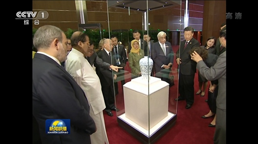 2019年5月15日，中外領(lǐng)導(dǎo)人共同參觀“大美亞細(xì)亞——亞洲文明展”。（視頻截圖）