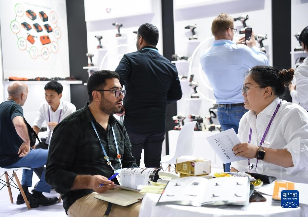 10月15日，在一家電動(dòng)工具展臺(tái)，外國(guó)采購(gòu)商在洽談業(yè)務(wù)。新華社記者 鄧華 攝