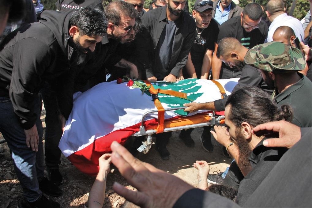 10月14日，黎巴嫩南部希亞姆鎮(zhèn)，黎巴嫩記者和民眾為在以色列轟炸中死亡的攝影記者伊薩姆·阿卜杜拉送葬。新華社發(fā)（塔希爾·阿布·哈姆丹攝）