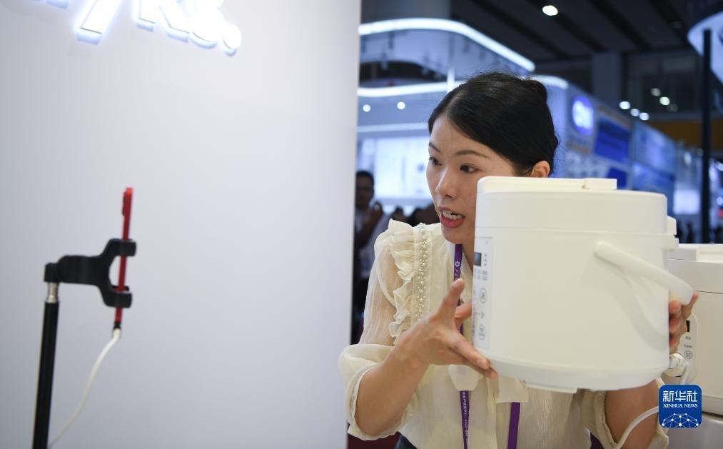 10月15日，參展的工作人員在展臺(tái)直播介紹家電產(chǎn)品。新華社記者 鄧華 攝