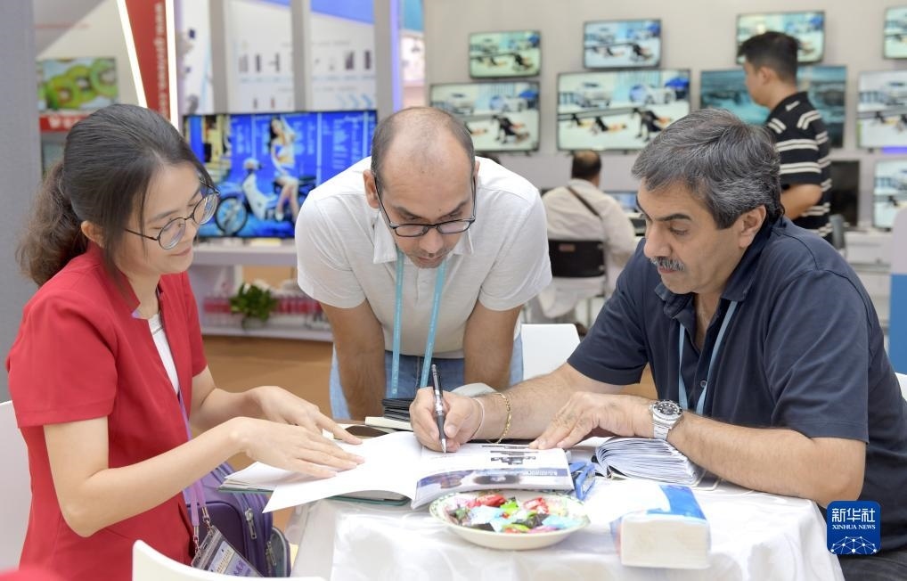 10月15日，客商在廣交會(huì)上洽談業(yè)務(wù)。新華社記者 盧漢欣 攝