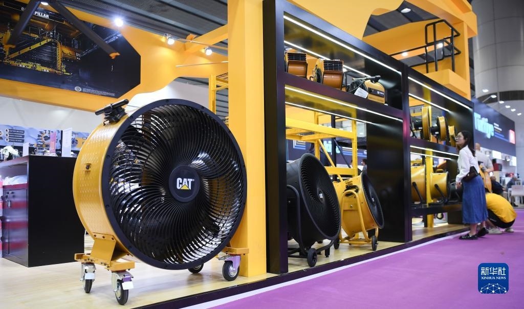 10月15日，參觀者在了解一家美國(guó)參展商的產(chǎn)品。新華社記者 鄧華 攝