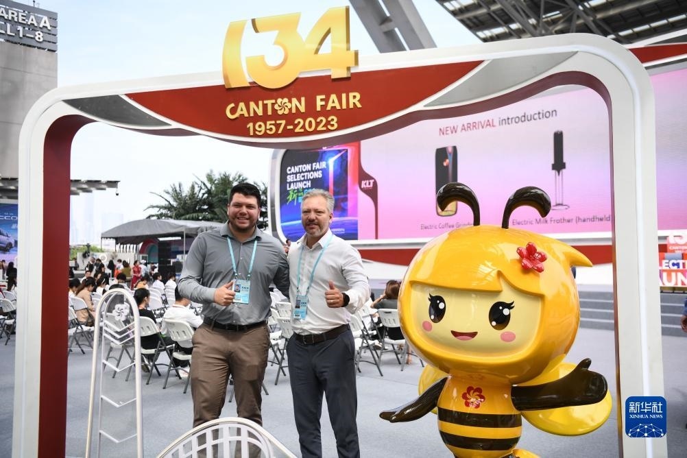 10月15日，來(lái)自巴西的采購(gòu)商在廣交會(huì)上合影。新華社記者 鄧華 攝