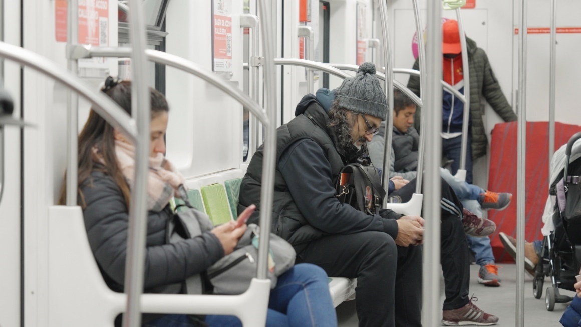 阿根廷布宜諾斯艾利斯市，乘客們乘坐A線地鐵從郊區(qū)前往市內(nèi)。人民網(wǎng)記者 張若涵攝