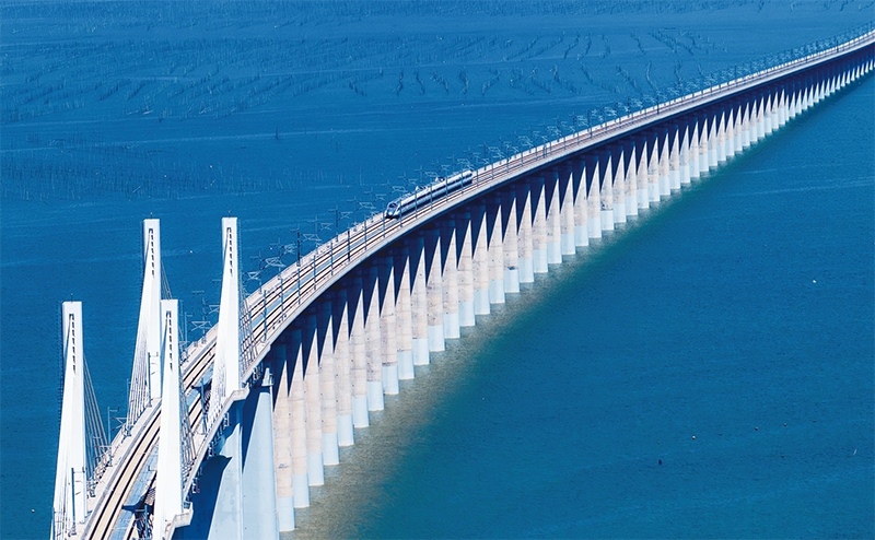2023年9月28日，中國首條時速350公里跨海高鐵——福廈高鐵正式開通運營。圖為一列運行試驗車組駛過福廈高鐵湄洲灣跨海大橋（9月19日攝，無人機照片）。 新華社記者 魏培全/攝