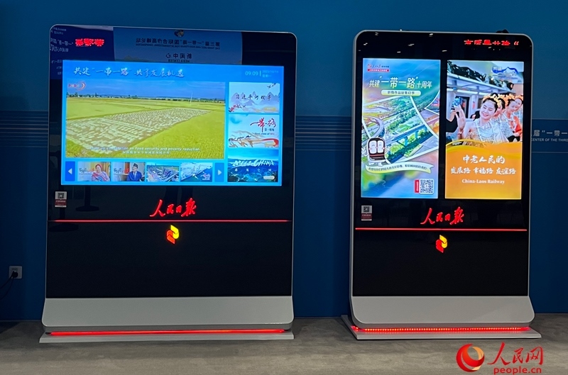 位于新聞中心的人民日?qǐng)?bào)電子閱報(bào)欄。人民網(wǎng)記者 杜燕飛攝