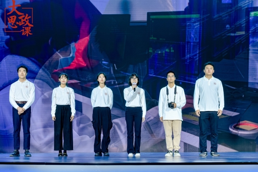 四川大學(xué)三星堆遺址考古隊(duì)隊(duì)長、考古文博學(xué)院教授黎海超和四川大學(xué)三星堆遺址考古隊(duì)隊(duì)員們