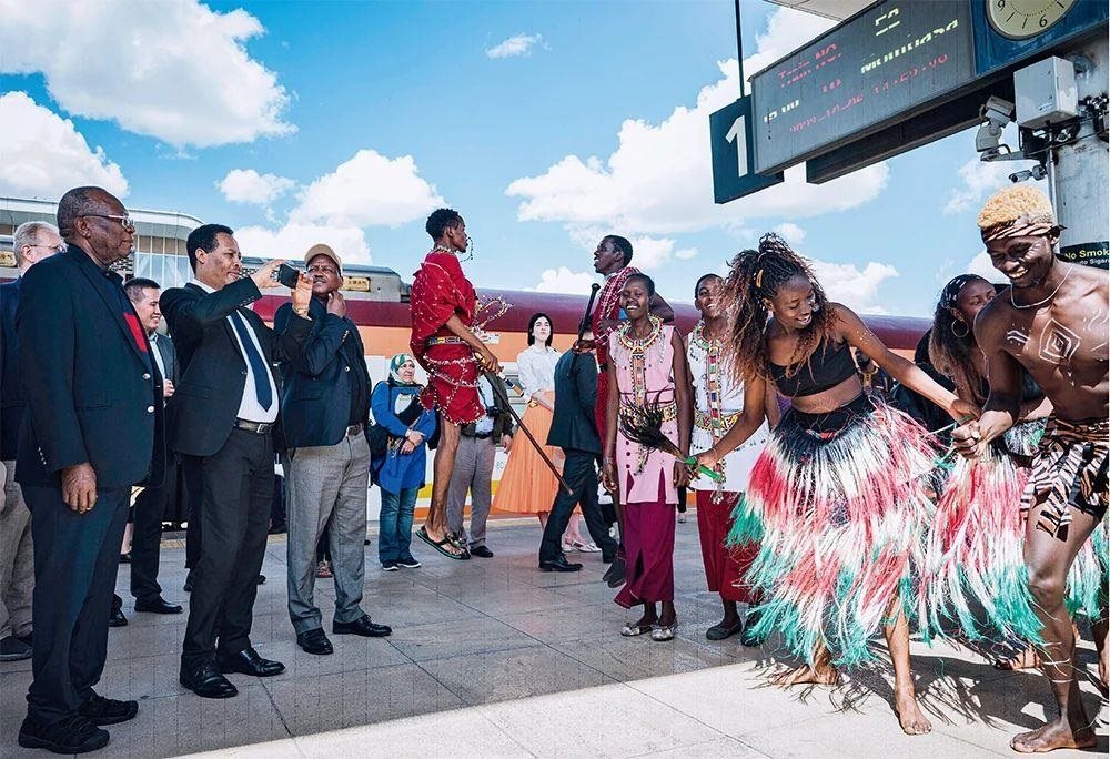 △2023年10月6日，多國駐肯使節(jié)在肯尼亞內(nèi)羅畢的蒙內(nèi)鐵路內(nèi)羅畢站觀看文藝演出。