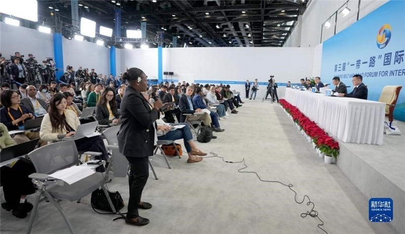 10月16日，第三屆“一帶一路”國(guó)際合作高峰論壇新聞中心在北京國(guó)家會(huì)議中心舉行首場(chǎng)吹風(fēng)會(huì)，邀請(qǐng)自然資源部國(guó)際合作司和相關(guān)單位負(fù)責(zé)人介紹有關(guān)情況，并回答記者提問(wèn)。新華社記者 王毓國(guó)攝