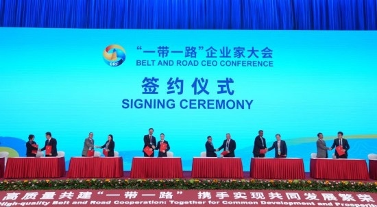 這是10月17日拍攝的簽約儀式現(xiàn)場。當(dāng)日，“一帶一路”企業(yè)家大會在北京召開。（新華社記者王毓國攝）