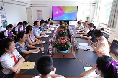 圖⑤：法治宣講結(jié)束后，重慶五中院組織召開座談會，聽取人大代表和朵力小學(xué)教師、家長代表對法院未成年人保護(hù)工作的意見建議。