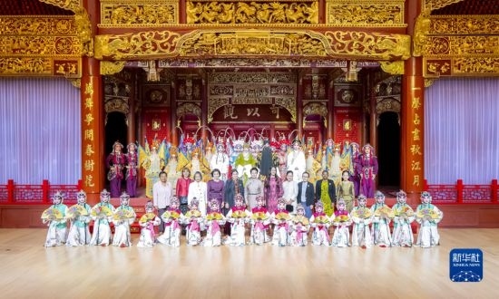  10月18日上午，國家主席習(xí)近平夫人彭麗媛邀請出席第三屆“一帶一路”國際合作高峰論壇的外方領(lǐng)導(dǎo)人夫人參觀中國工藝美術(shù)館（中國非物質(zhì)文化遺產(chǎn)館）。這是彭麗媛同外方領(lǐng)導(dǎo)人夫人與文藝演出演職人員合影。新華社記者 丁林 攝