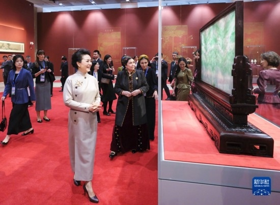  10月18日上午，國家主席習(xí)近平夫人彭麗媛邀請出席第三屆“一帶一路”國際合作高峰論壇的外方領(lǐng)導(dǎo)人夫人參觀中國工藝美術(shù)館（中國非物質(zhì)文化遺產(chǎn)館）。這是彭麗媛同外方領(lǐng)導(dǎo)人夫人參觀展品。新華社記者 丁林 攝