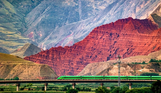 穿越丹霞地貌的火車。蘭州局集團(tuán)公司融媒體中心供圖
