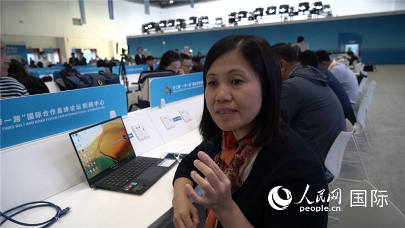 越南之聲廣播電臺記者胡鴻行（音譯，H? H?ng H?nh）與記者交談。人民網 楊春燕攝