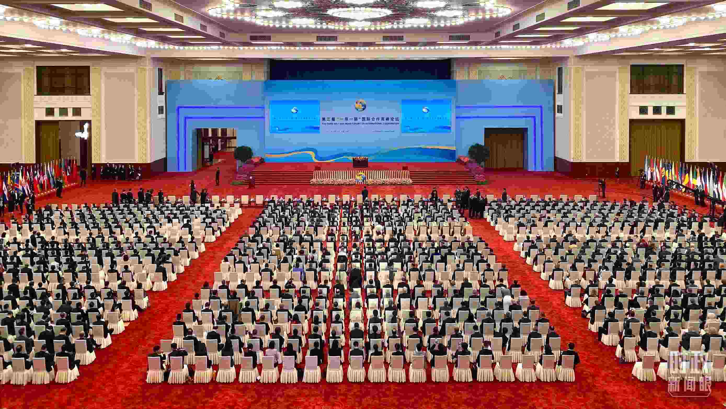 △人民大會堂宴會廳。這是開幕式之前的現(xiàn)場。（總臺央視記者李增仁拍攝）