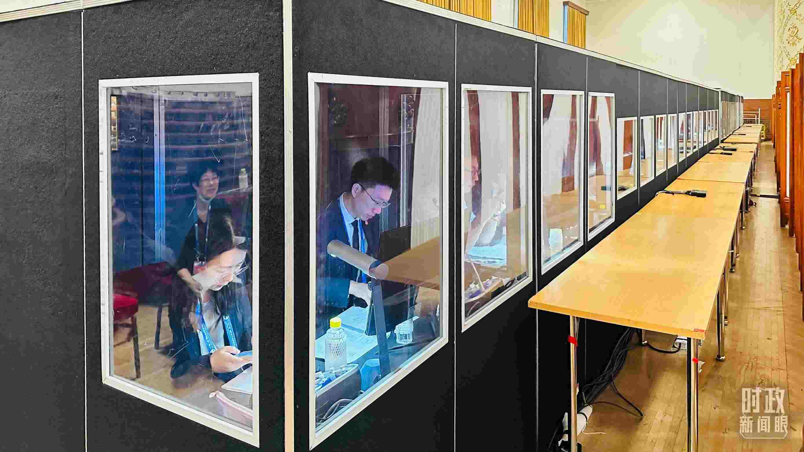 △開幕式現(xiàn)場的多語種同傳間。（總臺國廣記者時冉拍攝）