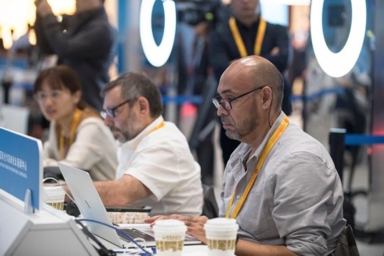 10月17日，記者在“一帶一路”國際合作高峰論壇新聞中心工作。新華社記者 張豪夫 攝