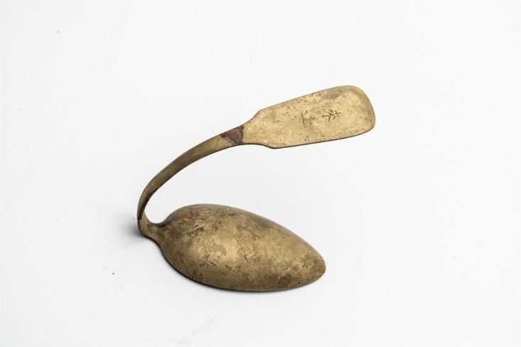 鏨刻“來(lái)遠(yuǎn)”的湯勺。國(guó)家文物局供圖