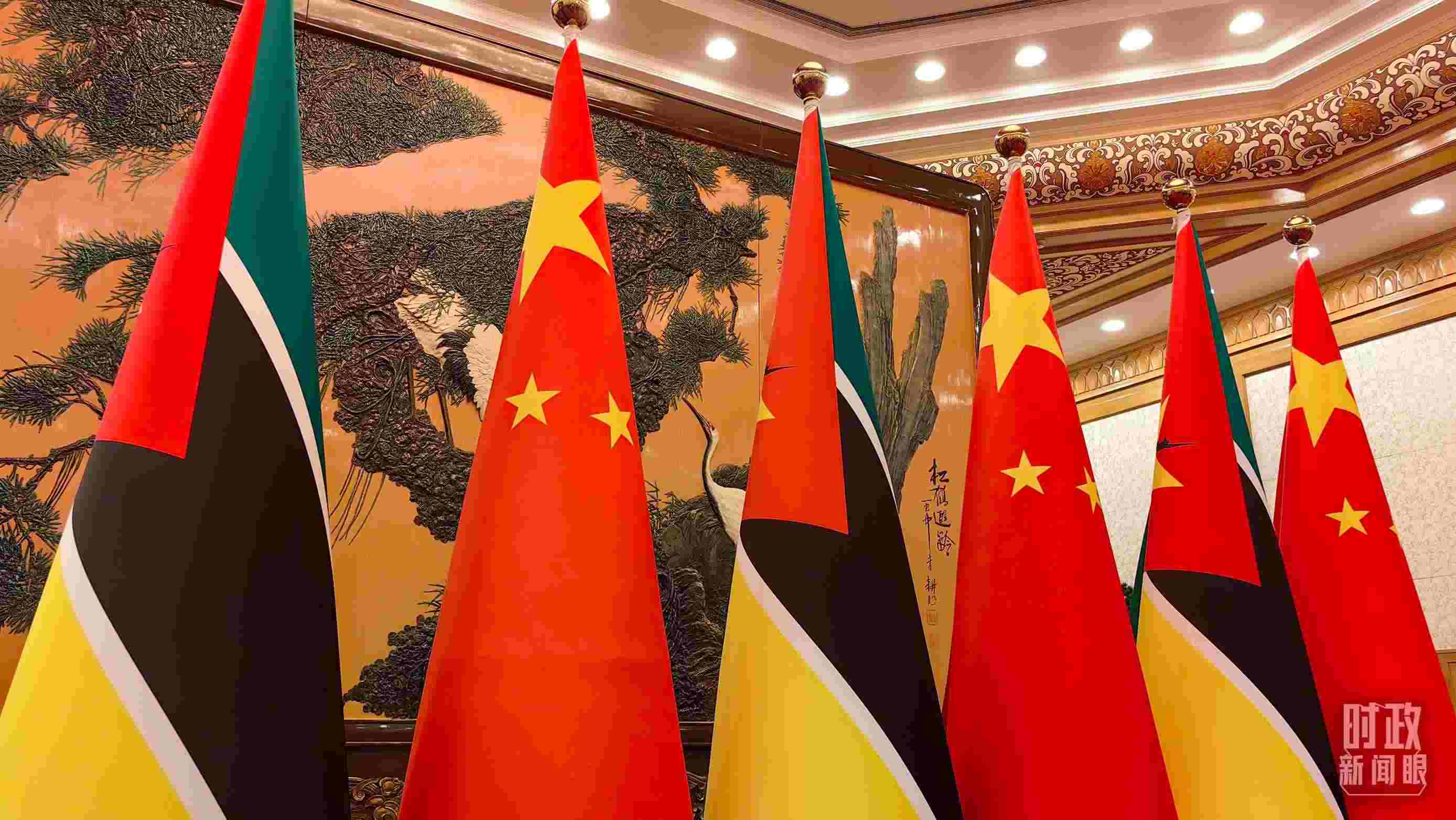 △會見現(xiàn)場，中國、莫桑比克兩國國旗。（總臺央廣記者潘毅拍攝）