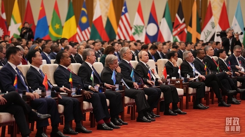 △18日上午，外方領(lǐng)導(dǎo)人在開幕式上聆聽習(xí)近平主席主旨演講。（總臺國廣記者李晉拍攝）