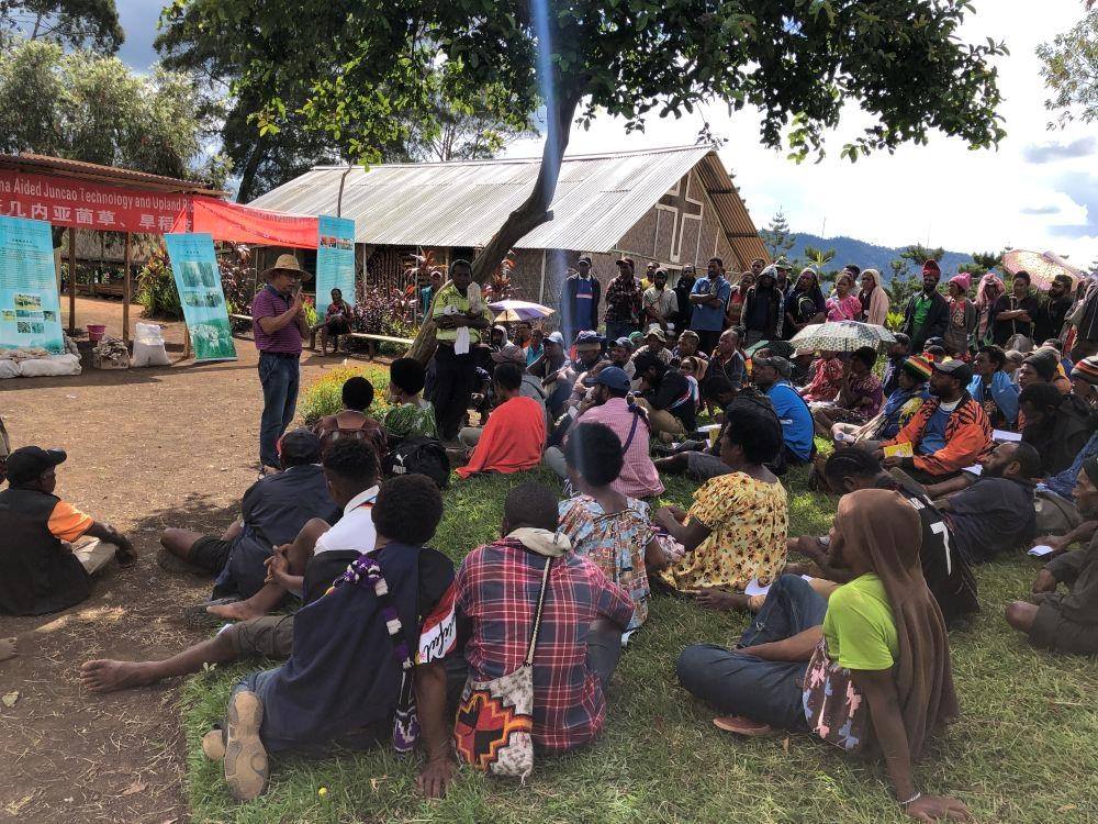 △2020年12月15日，中國專家在巴布亞新幾內(nèi)亞東高地省中國援助巴新菌草和旱稻技術(shù)項(xiàng)目第9期培訓(xùn)班上授課。