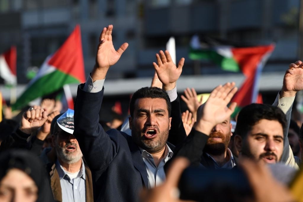 10月18日，人們?cè)谝晾实潞谔m舉行集會(huì)。當(dāng)日，突尼斯、土耳其、伊朗等多國(guó)民眾舉行集會(huì)，表達(dá)對(duì)巴勒斯坦人民的支持，并譴責(zé)針對(duì)加沙城醫(yī)院的襲擊。新華社記者 沙達(dá)提 攝