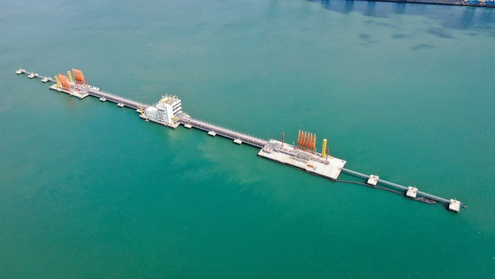 這是肯尼亞蒙巴薩油碼頭（2023年9月20日攝，無人機(jī)照片）。新華社發(fā)（中國交通建設(shè)股份有限公司肯尼亞蒙巴薩新建油碼頭項(xiàng)目部供圖）