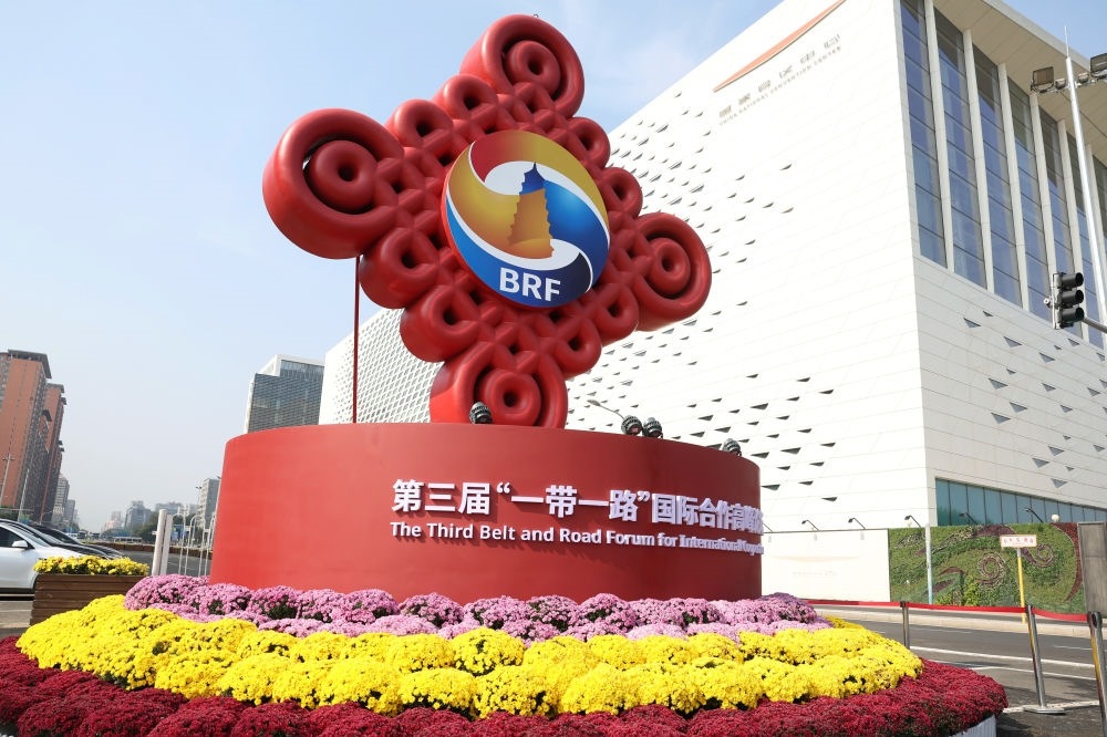 這是在北京國家會議中心附近拍攝的“一帶一路”國際合作高峰論壇景觀布置（2023年10月17日攝）。新華社記者 陳斌 攝