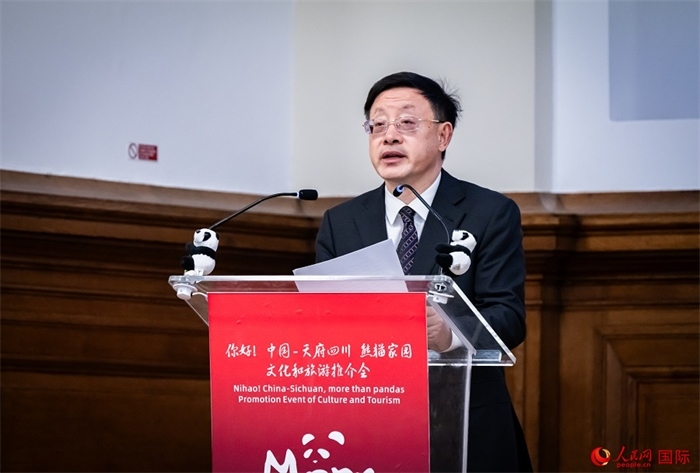 四川省文化和旅游廳廳長戴允康作文化旅游推介。人民網(wǎng) 郭錦標攝