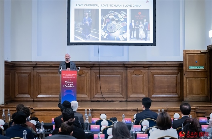 英國群英創(chuàng)意全球首席執(zhí)行官杰米·撒杰特在現(xiàn)場發(fā)言，分享如何進一步提升四川旅游的國際影響力、吸引更多的英國游客。人民網(wǎng) 郭錦標攝