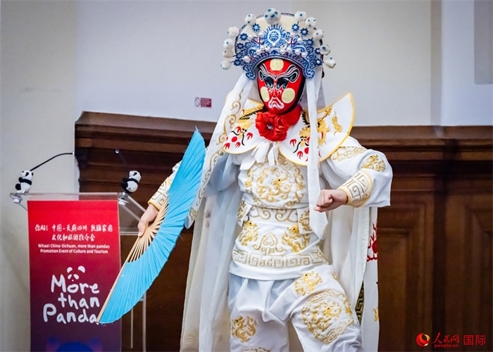 川劇絕活變臉表演。人民網(wǎng) 郭錦標攝