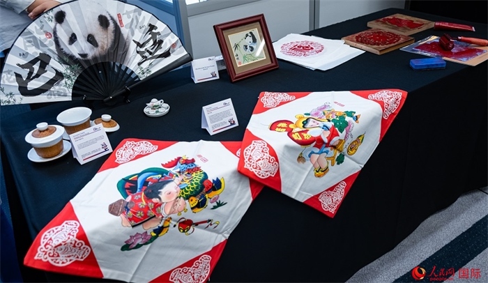 活動現(xiàn)場的現(xiàn)場文創(chuàng)展、互動體驗區(qū)、非遺區(qū)展示。人民網(wǎng) 郭錦標攝